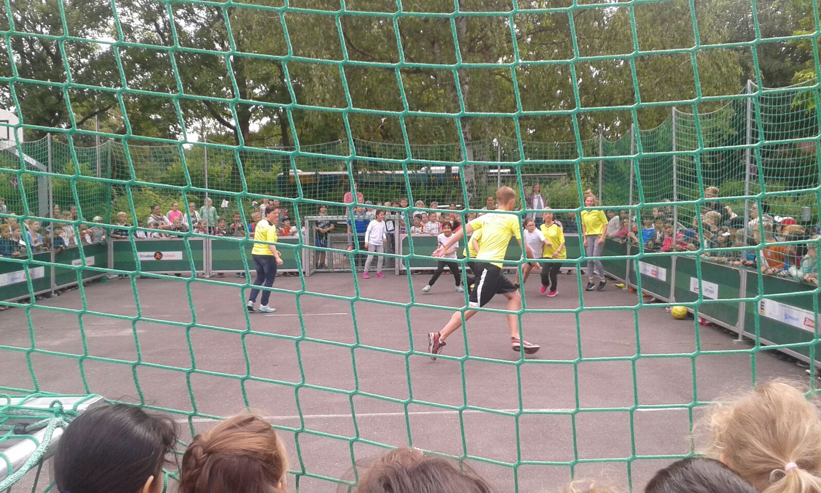 Sportfest mit Soccer Court, Völkerball und Spaßstationen