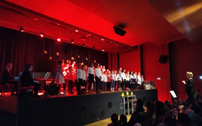 Stimmungsvolles Weihnachtskonzert mit 100 Kindern